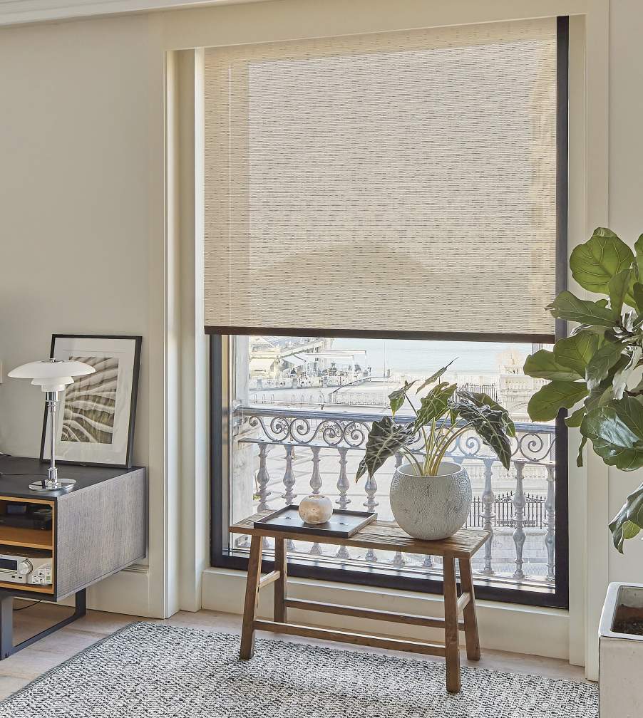Estor enrollable Mocca Beige translucido ambiente